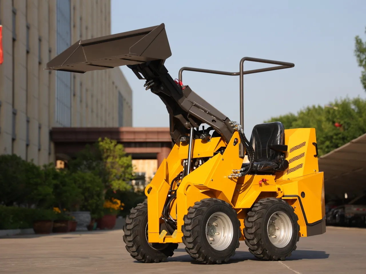 TYPHON Thunder VI 23hp EPA B&S Engine Wheel Loader USA - Image 4